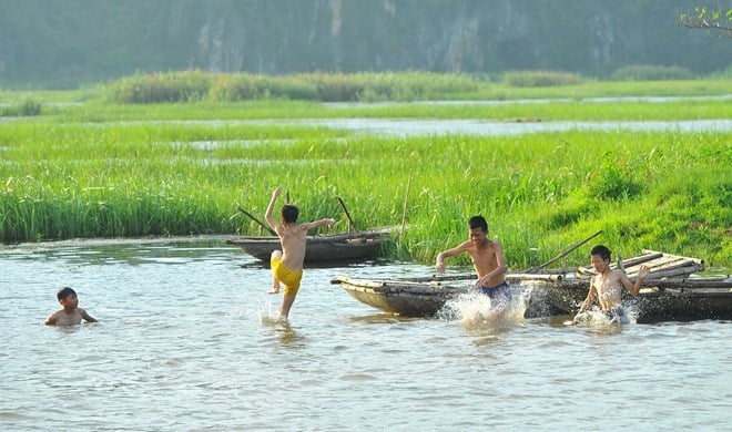 Bơi lội thời can nhựa, đìa cạn
